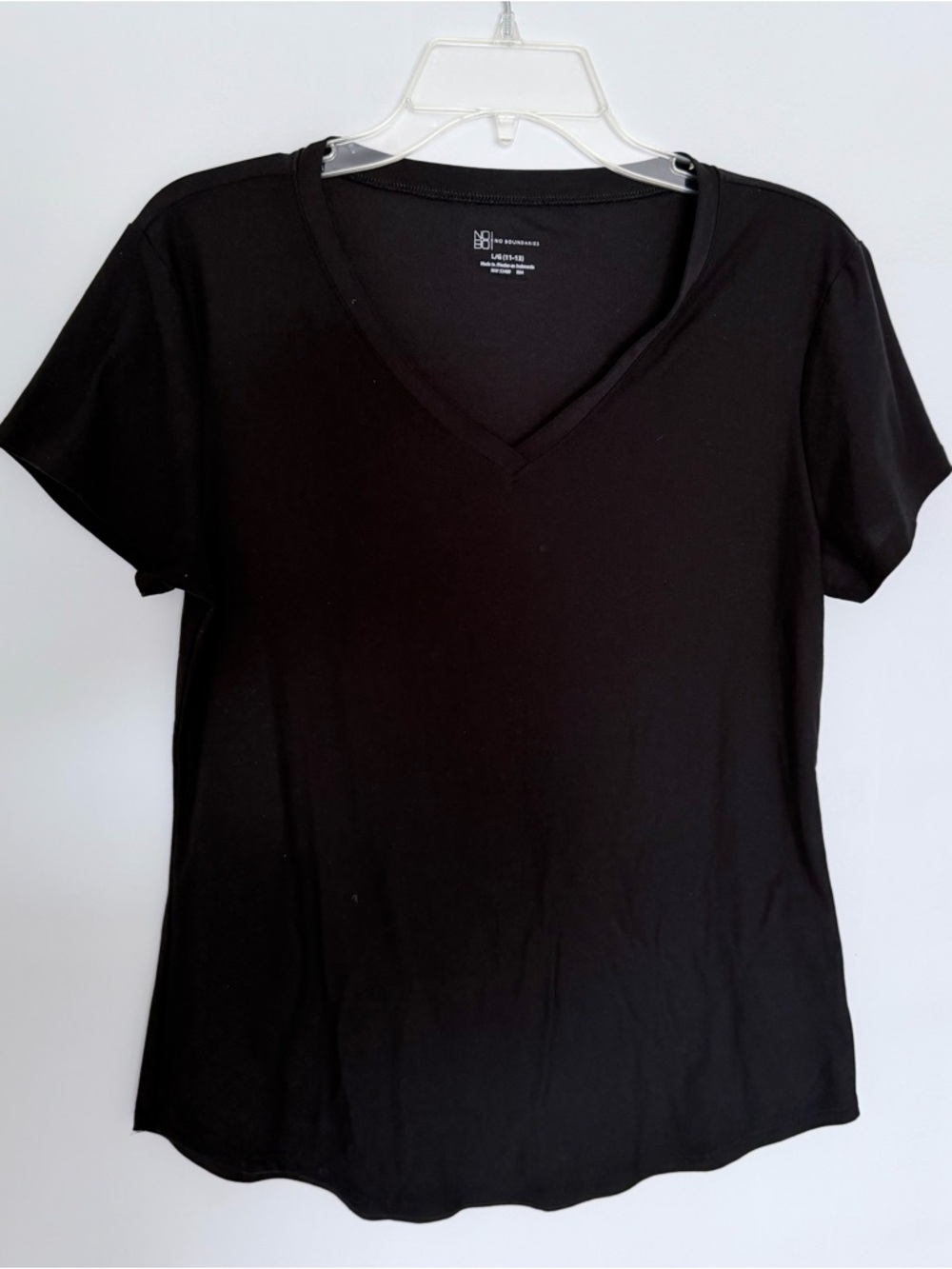 No Boundaries Black V-Neck Short Sleeve Tee